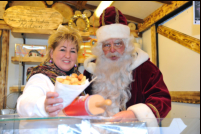 Bei Jeanette Hanstein verkauft der Weihnachtsmann Mutzen. Der Erls geht an die "Tafel" Rostock. Jrgen Wegener freut sich ber 200.- 